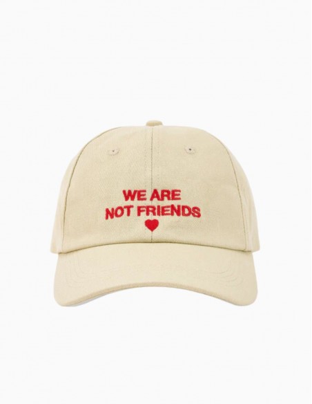 GORRA WE ARE NOT FRIENDS LOVE 4 CREAM