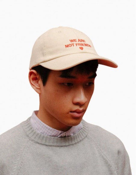 GORRA WE ARE NOT FRIENDS LOVE 4 CREAM