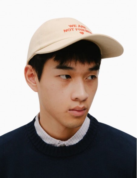 GORRA WE ARE NOT FRIENDS LOVE 4 CREAM