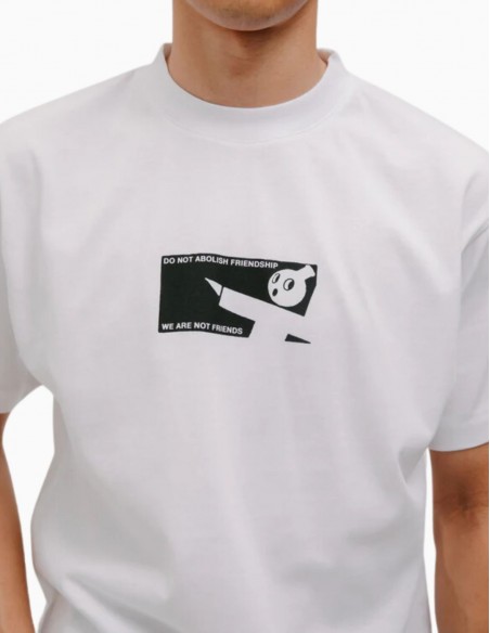 CAMISETA WE ARE NOT FRIENDS KEEP IT