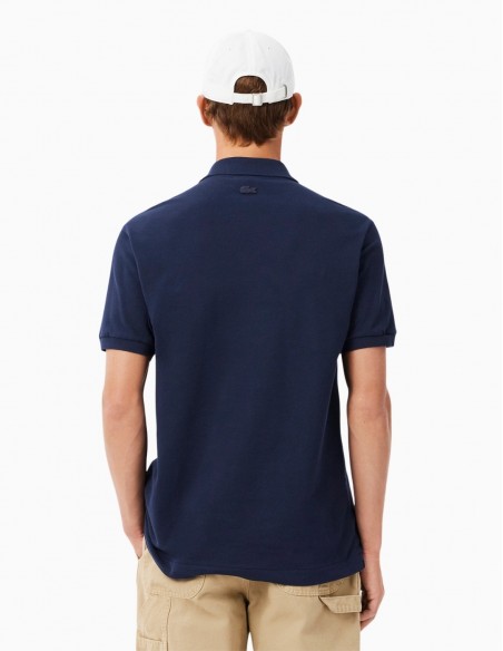 POLO LACOSTE L.12.12 CON INSIGNIA CLÁSICO AZUL...
